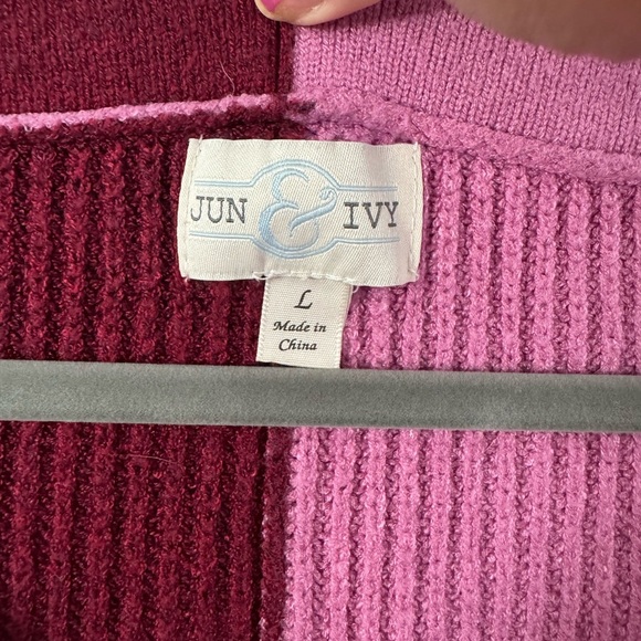 Francesca’s Jun & Ivy Colorblock V-Neck Cropped Sweater - Picture 2 of 5